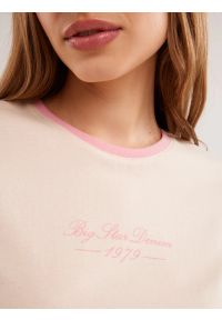 Big-Star - Koszulka damska z kontrastowym wykoŅczeniem kremowa Bessa 103. Kolor: biały. Materiał: jeans, dzianina. Wzór: nadruk. Sezon: lato. Styl: klasyczny, elegancki #6