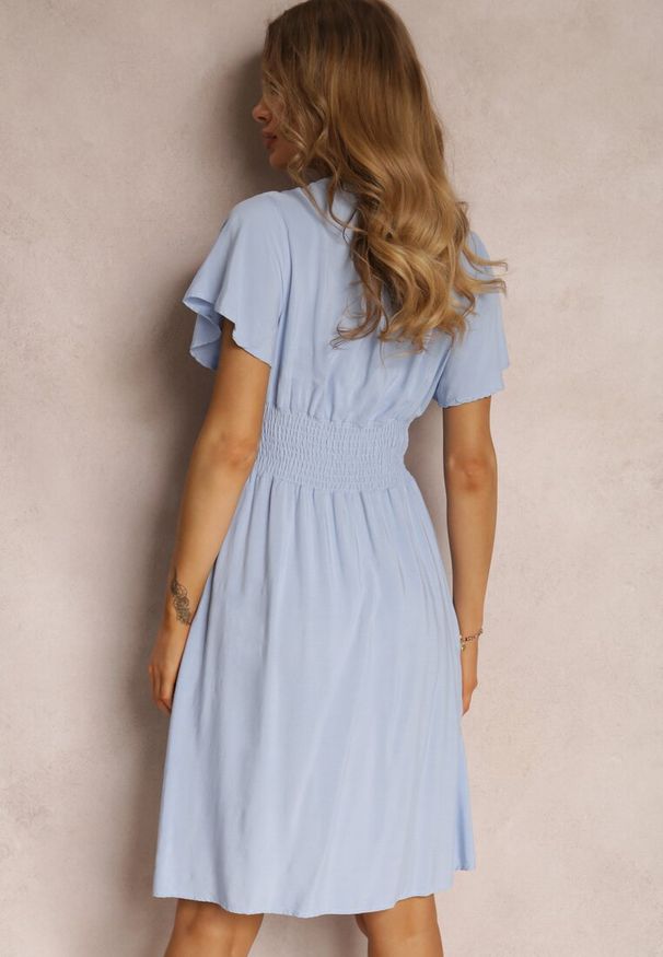 Renee - Jasnoniebieska Sukienka z Wiskozy Jadith. Okazja: na co dzień. Kolor: niebieski. Wzór: gładki. Typ sukienki: kopertowe. Materiał: wiskoza. Długość rękawa: krótki rękaw. Sezon: lato. Styl: casual. Długość: mini