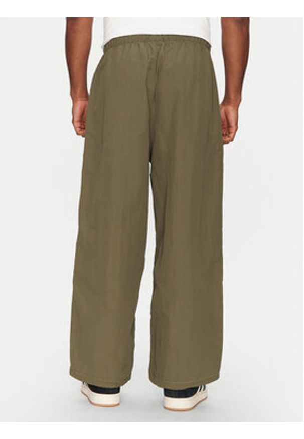 Adidas - adidas Spodnie dresowe Parachute JD5416 Zielony Loose Fit. Kolor: zielony. Materiał: syntetyk