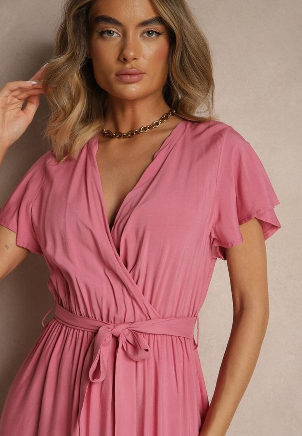 Renee - Różowa Kopertowa Sukienka z Wiskozy Ozdobiona Paskiem Savioneira. Okazja: na co dzień. Typ kołnierza: dekolt w kształcie V. Kolor: różowy. Materiał: wiskoza. Wzór: aplikacja. Typ sukienki: kopertowe. Styl: casual, klasyczny, elegancki