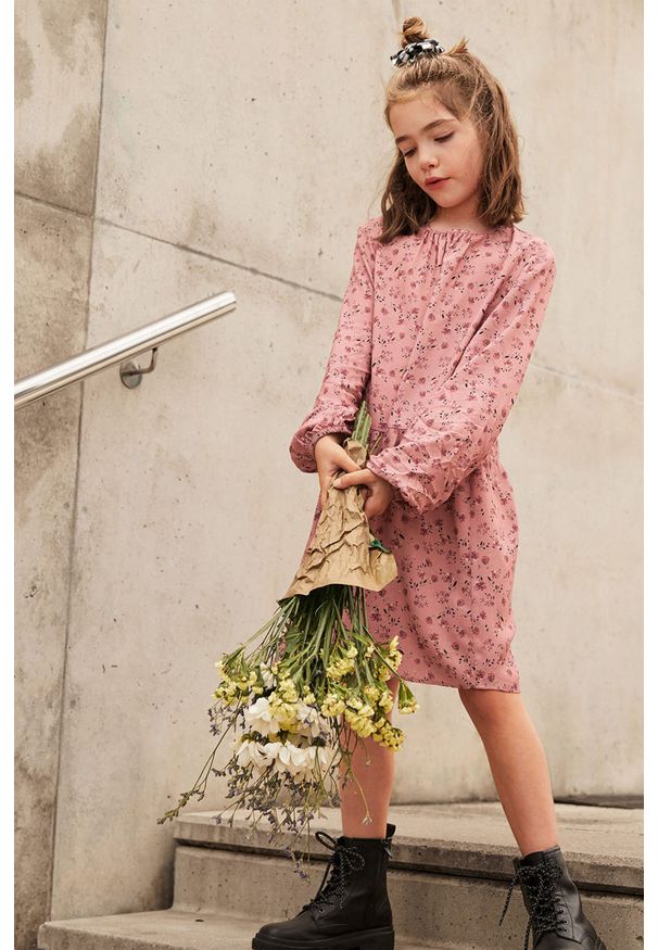 Mango Kids - Sukienka dziecięca Rosina 110-152 cm. Kolor: różowy. Materiał: tkanina, wiskoza. Długość rękawa: długi rękaw. Wzór: kwiaty. Typ sukienki: rozkloszowane. Długość: mini