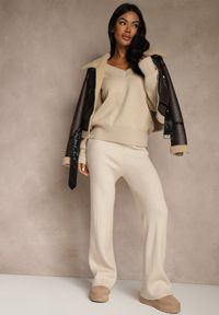 Renee - Jasnobeżowe Szerokie Spodnie z Wełną High Waist z Prążkowanego Materiału Reinna. Okazja: na co dzień. Stan: podwyższony. Kolor: beżowy. Materiał: prążkowany, wełna, materiał. Styl: casual #4