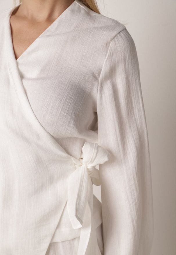 Born2be - Biała Kopertowa Bluzka z Wiskozy Ozdobiona Wiązaniem Velanitte. Okazja: na co dzień. Kolor: biały. Materiał: wiskoza. Wzór: aplikacja. Styl: wizytowy, casual, elegancki