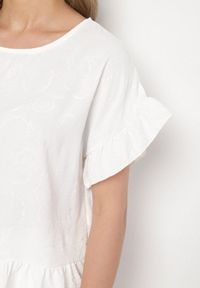 Born2be - Biała Bluzka o Kroju Oversize z Falbanami Livelle. Okazja: na co dzień. Kolor: biały. Materiał: jeans. Długość rękawa: krótki rękaw. Długość: krótkie. Styl: casual #5