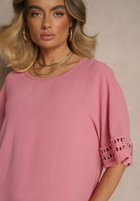 Renee - Różowa Bluzka Ozdobiona Ażurowymi Rękawami Vorana. Okazja: na co dzień. Kolor: różowy. Materiał: jeans. Wzór: aplikacja, ażurowy. Styl: klasyczny, elegancki, casual #3