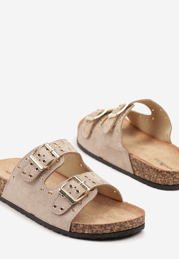 Renee - Ciemnobeżowe Klapki na Korkowej Platformie Ozdobione Nitami Nilindora. Okazja: na co dzień, na spacer. Kolor: beżowy. Materiał: len. Wzór: aplikacja. Obcas: na platformie. Styl: elegancki, casual