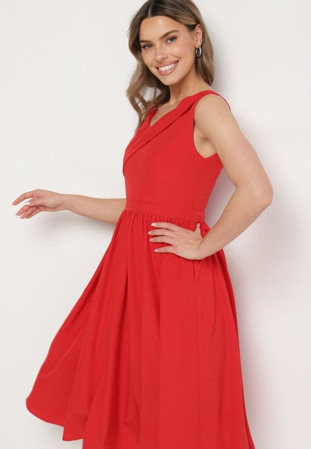 Born2be - Czerwona Klasyczna Rozkloszowana Sukienka Vices Tolissela. Okazja: na co dzień. Kolor: czerwony. Wzór: aplikacja, gładki. Styl: klasyczny