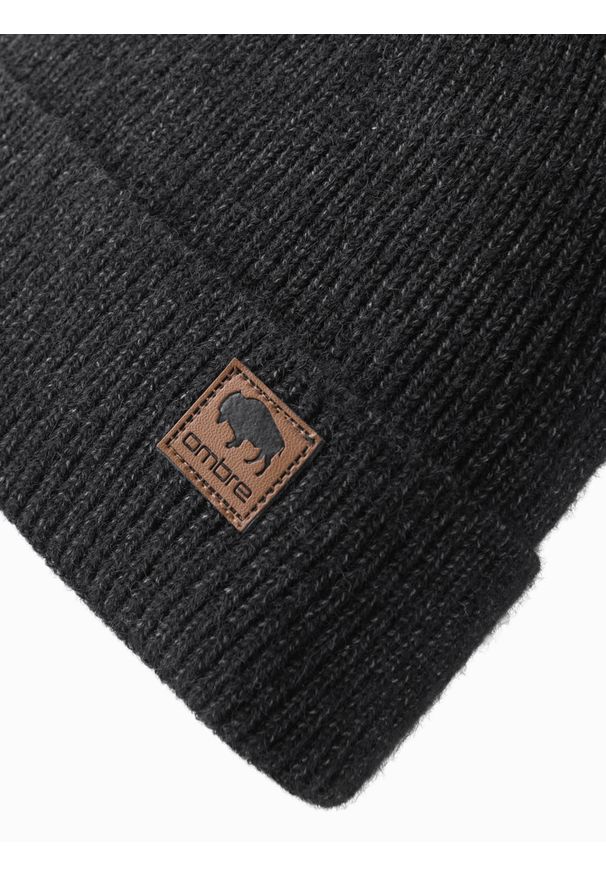 Ombre Clothing - Dzianinowa męska czapka beanie z naszywką – czarny melanż V1 OM-ACWH-0123 - uniwersalny. Kolor: czarny. Materiał: dzianina. Wzór: melanż, aplikacja. Styl: elegancki, casual