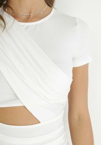 Born2be - Biała Sukienka Dopasowana z Marszczeniem i Wycięciem Laciann. Kolor: biały. Wzór: aplikacja. Styl: elegancki #2