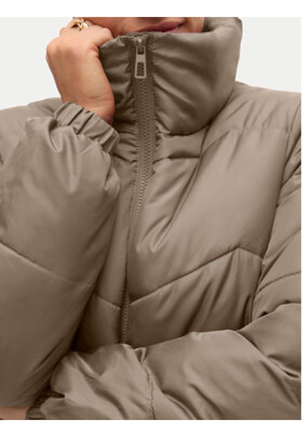 Vero Moda Kurtka zimowa Gario 10309844 Beżowy Regular Fit. Kolor: beżowy. Materiał: syntetyk. Sezon: zima