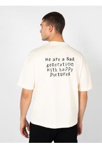 Les Hommes T-Shirt "Happy Pictures Oversize" | LBT1015700P | Mężczyzna | Beżowy. Okazja: na co dzień. Kolor: beżowy. Materiał: bawełna. Wzór: nadruk. Styl: elegancki, klasyczny, casual