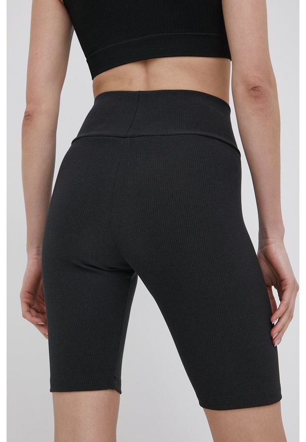 adidas Originals szorty Adicolor damskie kolor czarny gładkie high waist. Stan: podwyższony. Kolor: czarny. Materiał: dzianina, materiał, bawełna. Wzór: gładki