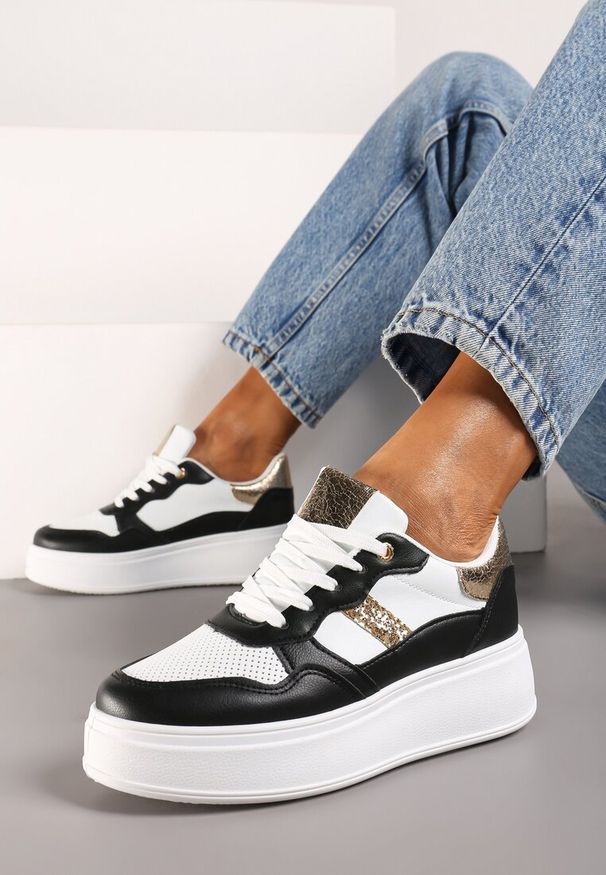Renee - Czarno-Białe Sneakersy z Ekoskóry za Kostkę ze Sznurowaniami Zdobione Perforacją Raviana. Wysokość cholewki: za kostkę. Nosek buta: okrągły. Zapięcie: sznurówki. Kolor: czarny. Wzór: aplikacja. Obcas: na obcasie. Wysokość obcasa: niski
