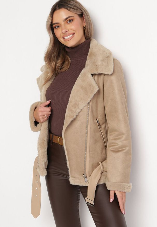 Born2be - Beżowa Kurtka Pilotka z Asymetrycznym Zapięciem i Futerkiem Simuna. Okazja: na co dzień. Kolor: beżowy. Materiał: futro. Styl: casual, elegancki