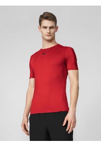 4f - Koszulka treningowa szybkoschnąca męska. Kolor: czerwony. Materiał: materiał, dzianina, skóra. Długość rękawa: krótki rękaw. Długość: krótkie. Sport: fitness