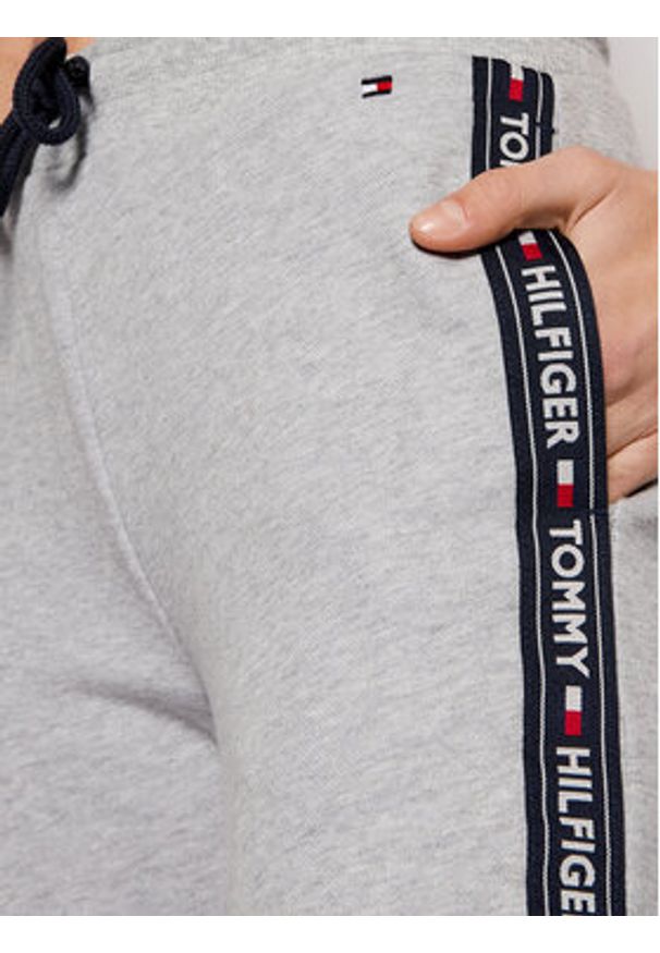 TOMMY HILFIGER - Tommy Hilfiger Spodnie dresowe UW0UW00564 Szary Regular Fit. Kolor: szary. Materiał: bawełna