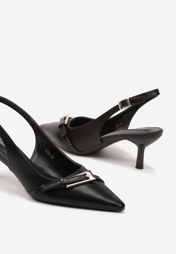Renee - Czarne Sandały na Szpilce Typu Slingback Ozdobione Paskiem z Klamrą Karilen. Okazja: na co dzień. Nosek buta: szpiczasty. Zapięcie: klamry. Kolor: czarny. Materiał: jeans. Wzór: aplikacja. Obcas: na szpilce. Styl: klasyczny, casual, elegancki