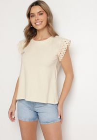 Born2be - Beżowa Bluzka z Bawełny z Ażurowymi Falbankami Zamiast Rękawów Vodelia. Typ kołnierza: kołnierz z falbankami. Kolor: beżowy. Materiał: bawełna. Wzór: ażurowy #6