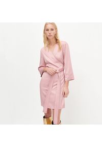 Reserved - Kopertowa sukienka mini - Różowy. Kolor: różowy. Typ sukienki: kopertowe. Długość: mini #1