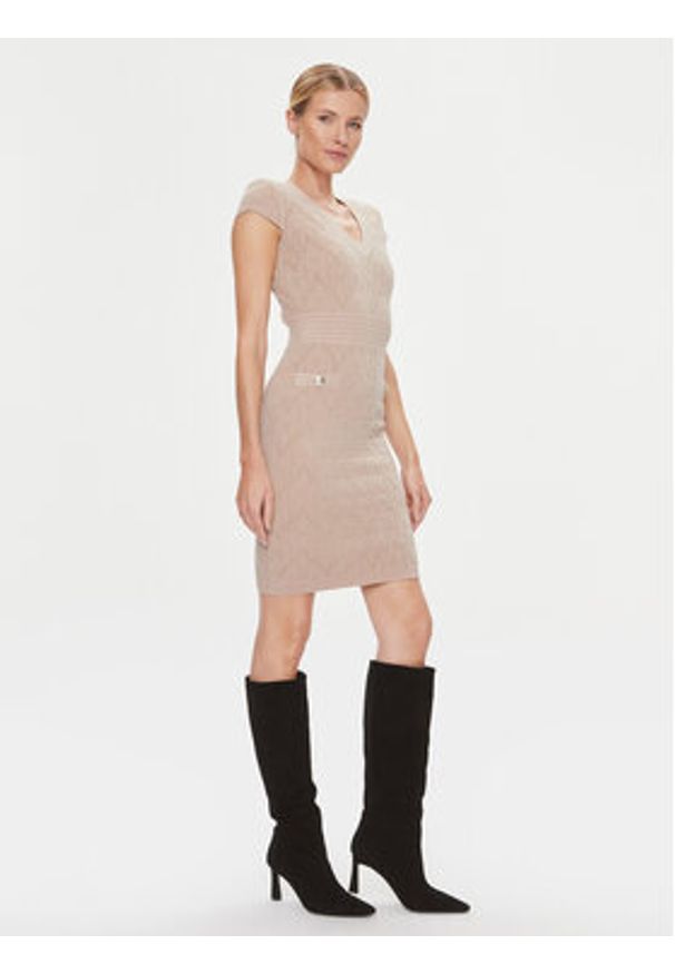 Guess Sukienka dzianinowa 4RGK01 5661Z Beżowy Slim Fit. Kolor: beżowy. Materiał: syntetyk