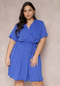 Renee - Niebieska Sukienka z Gumką w Pasie i Kopertowym Dekoltem Azrah. Kolor: niebieski. Typ sukienki: kopertowe. Długość: mini #1