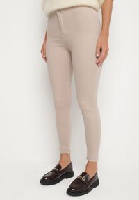 Born2be - Beżowe Dopasowane Bawełniane Spodnie Irinaes. Okazja: na co dzień. Kolor: beżowy. Materiał: bawełna. Wzór: aplikacja. Styl: klasyczny, casual, elegancki