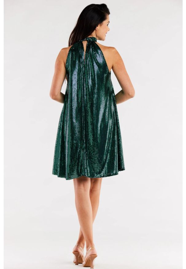 Sukienki.shop - Sukienka trapezowa z dekoltem halter neck błyszcząca zielona. Okazja: na wesele, na imprezę, na randkę, na ślub cywilny. Typ kołnierza: dekolt halter. Kolor: zielony. Typ sukienki: trapezowe. Styl: wizytowy