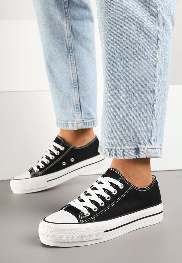 Born2be - Czarne Klasyczne Trampki z Niską Cholewką Davili. Okazja: na co dzień, na randkę. Wysokość cholewki: przed kostkę. Kolor: czarny. Materiał: jeans. Szerokość cholewki: normalna. Styl: klasyczny