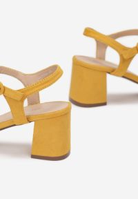 Renee - Żółte Sandały Chloronice. Nosek buta: otwarty. Zapięcie: pasek. Kolor: żółty. Wzór: bez wzorów, jednolity, paski. Obcas: na obcasie. Styl: klasyczny. Wysokość obcasa: niski