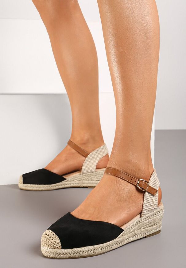 Renee - Czarne Sandały na Koturnie z Plecionki Zapinane Wokół Kostki Fiolla. Okazja: na co dzień. Kolor: czarny. Sezon: lato. Obcas: na koturnie. Styl: elegancki, casual