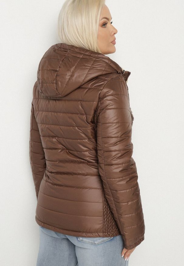Born2be - Brązowa Pikowana Kurtka z Opinanym Kapturem i Wstawkami z Gumek Terilinde. Okazja: na co dzień. Kolor: brązowy. Styl: elegancki, casual