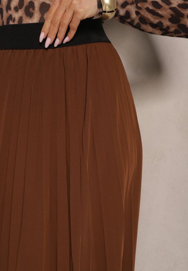 Renee - Brązowa Casualowa Spódnica Plisowana z Gumką w Pasie Velentina. Okazja: na co dzień. Kolor: brązowy. Materiał: koronka. Styl: casual