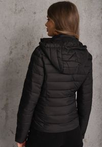 Renee - Czarna Pikowana Kurtka Przejściowa o Taliowanym Kroju z Odpinanym Kapturem Elzinnora. Kolor: czarny. Materiał: jeans, nylon #7