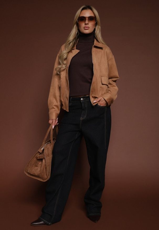 Renee - Beżowa Przejściowa Kurtka Bomberka o Koszulowym Kroju z Imitacji Zamszu Irvila. Kolor: beżowy. Materiał: zamsz. Styl: elegancki