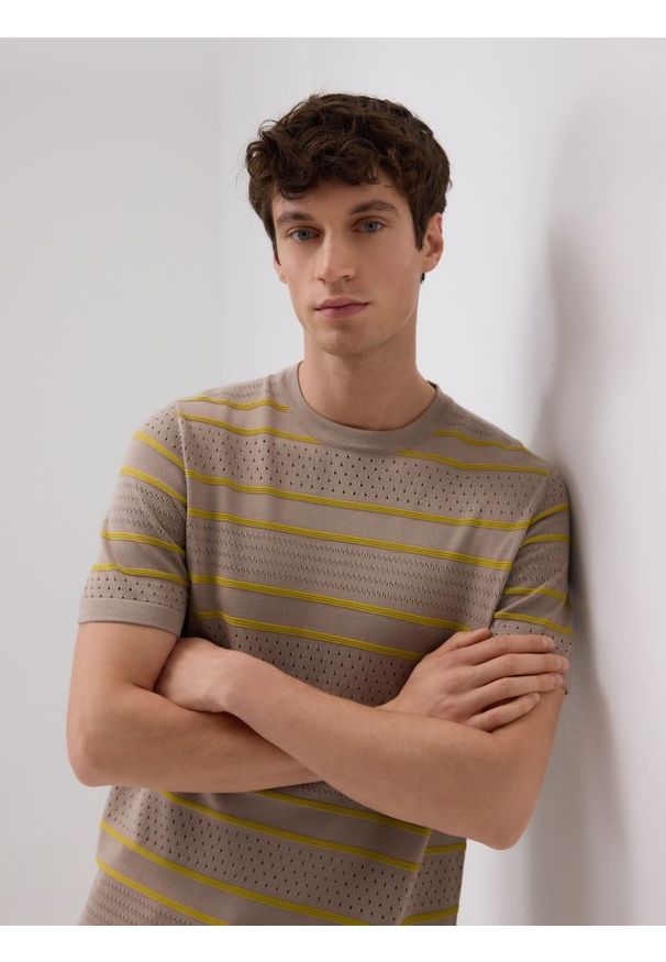 Reserved - Sweter z wiskozą - beżowy. Kolor: beżowy. Materiał: wiskoza