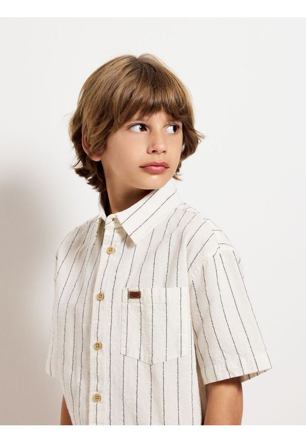 Reserved - Bawełniana koszula w paski - biały. Kolor: biały. Materiał: bawełna. Wzór: paski