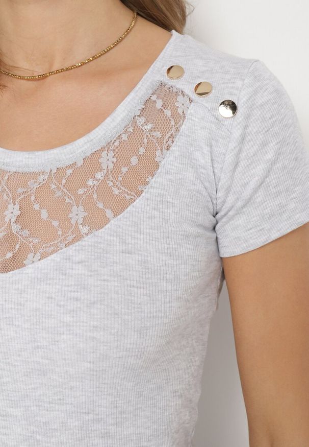 Born2be - Jasnoszara Bawełniana Bluzka z Koronką przy Dekolcie i Ozdobnymi Guzikami Xomilia. Kolor: szary. Materiał: bawełna, koronka. Wzór: koronka