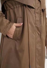 Born2be - Brązowa Kurtka za Kolano ze Ściągaczem i Kapturem z Futerkiem Adoresa. Kolor: brązowy. Materiał: futro #3