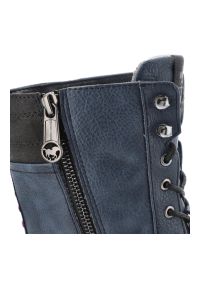 Granatowe Botki Mustang Wygodne Obuwie Damskie. Okazja: na co dzień. Wysokość cholewki: przed kolano. Zapięcie: zamek. Kolor: niebieski. Materiał: skóra ekologiczna. Szerokość cholewki: normalna. Wzór: aplikacja. Styl: casual, elegancki #4