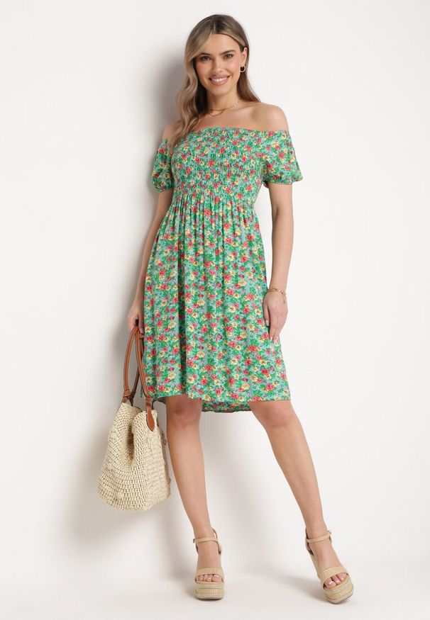 Born2be - Jasnozielona Sukienka z Wiskozy w Kwiaty z Hiszpańskim Dekoltem Latiana. Okazja: na co dzień. Kolor: zielony. Materiał: wiskoza. Wzór: kwiaty. Sezon: lato. Styl: elegancki, casual