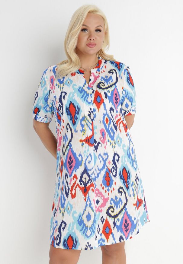 Born2be - Niebieska Sukienka Kaliolea. Okazja: na co dzień. Kolekcja: plus size. Kolor: niebieski. Wzór: kolorowy. Sezon: lato. Typ sukienki: proste, dla puszystych. Styl: casual. Długość: mini