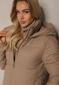Renee - Beżowa Klasyczna Kurtka z Pikowanymi Przeszyciami Kapturem i Kieszeniami Anrinna. Kolor: beżowy. Materiał: tkanina. Sezon: zima. Styl: klasyczny #5