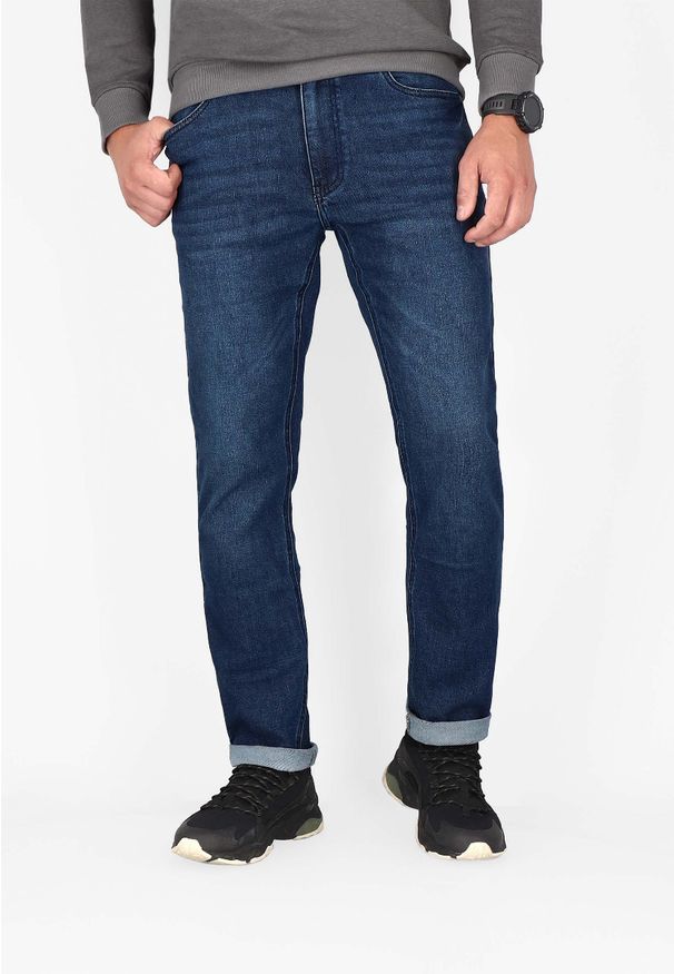 Volcano - Ciemnoniebieskie spodnie jeansowe męskie D-FERG. Kolekcja: plus size. Kolor: niebieski, wielokolorowy, szary. Długość: krótkie. Styl: klasyczny, sportowy