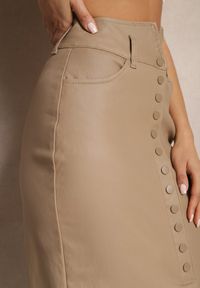 Renee - Ciemnobeżowa Spódnica z Ekoskóry High Waist z Rozcięciem i Napami z Przodu Asttia. Okazja: na co dzień. Stan: podwyższony. Kolor: beżowy. Materiał: bawełna. Sezon: jesień, zima. Styl: casual