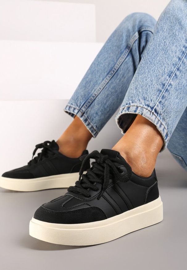 Renee - Czarne Sznurowane Sneakersy na Platformie Ozdobione Paskami Tialise. Nosek buta: okrągły. Zapięcie: pasek. Kolor: czarny. Materiał: nubuk, syntetyk. Wzór: aplikacja. Obcas: na platformie. Wysokość obcasa: niski