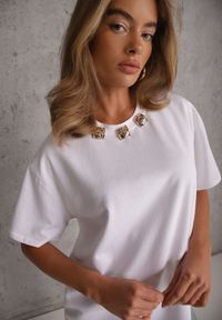Renee - Biały Oversizowy T-shirt z Bawełny Zdobiony Kwadratowymi Aplikacjami Evesilea. Okazja: na co dzień. Kolor: biały. Materiał: bawełna. Wzór: aplikacja. Styl: casual #5
