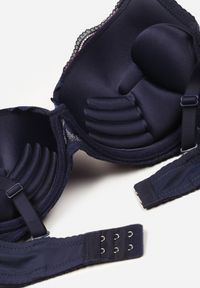 Renee - Granatowo-Fuksjowy Biustonosz Ozdobiony Koronką Push-Up Operi. Kolor: niebieski. Materiał: koronka. Rodzaj stanika: push-up. Wzór: koronka, aplikacja