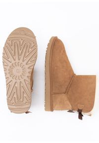 Ugg - Buty zimowe damskie UGG W Mini Bailey Bow II (1016501-CHE). Okazja: na plażę. Kolor: brązowy. Materiał: materiał. Sezon: zima. Styl: młodzieżowy