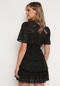 Born2be - Czarna Rozkloszowana Sukienka z Trójkątnym Dekoltem z Gumką w Pasie i Falbankami Crapia. Okazja: na spacer. Typ kołnierza: kołnierz z falbankami. Kolor: czarny. Długość rękawa: krótki rękaw. Styl: wizytowy #3