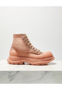Alexander McQueen - ALEXANDER MCQUEEN - Różowe botki na gumowej podeszwie. Nosek buta: okrągły. Kolor: różowy, wielokolorowy, fioletowy. Materiał: guma. Styl: klasyczny